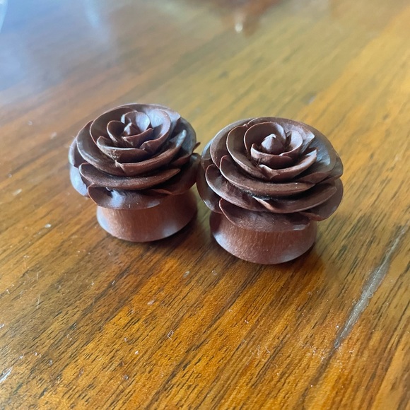 25mm Wooden Rose Gauges - Picture 2 of 5